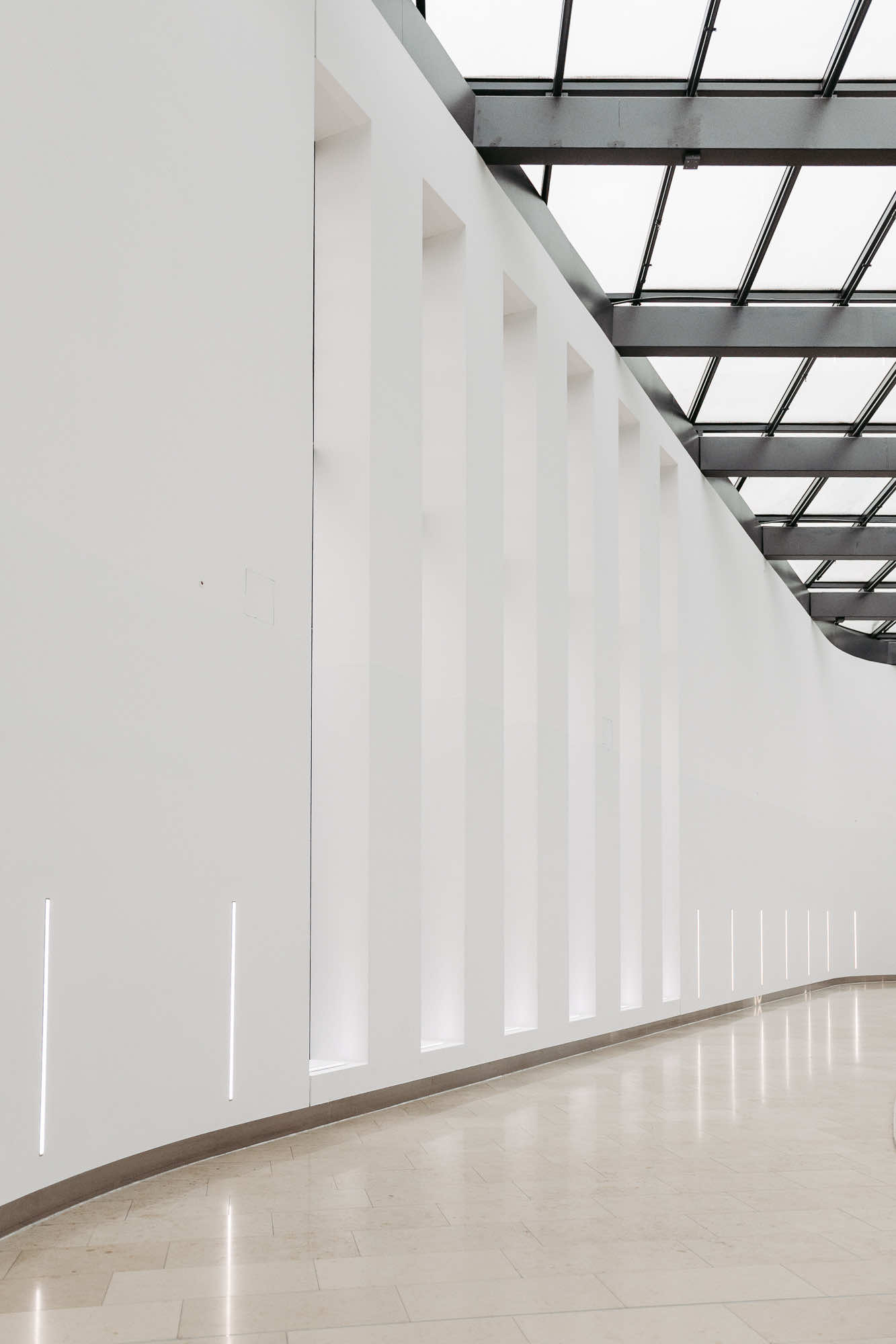 Architekturbeleuchtung mit LED Lichtlinien im Einkaufszentrum Minto in Mönchengladbach