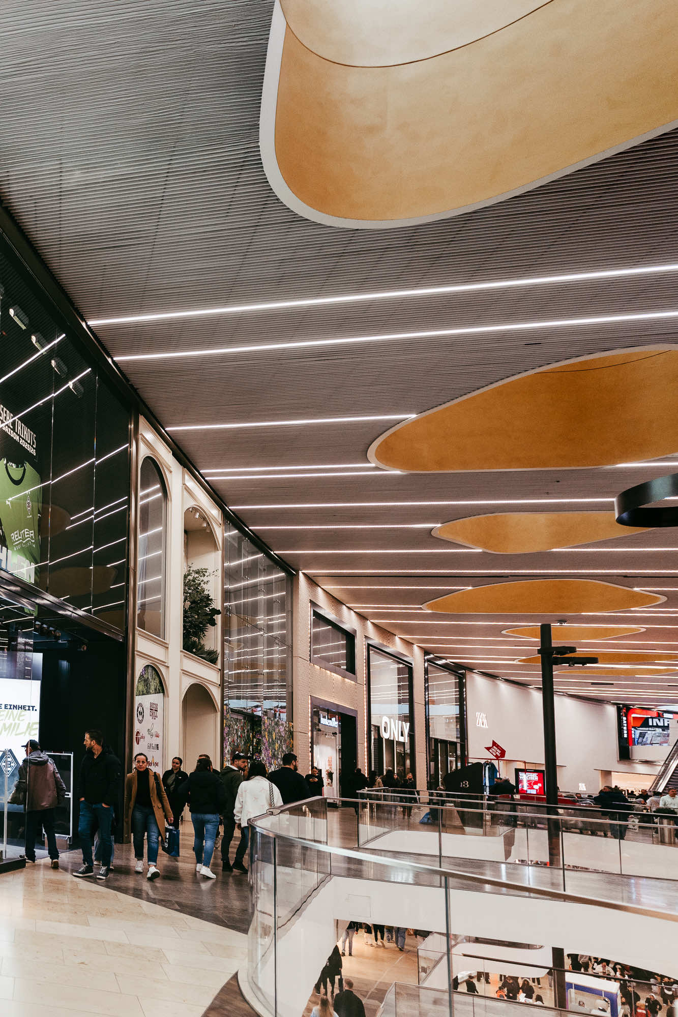 Innenansicht der Shopping Mall Minto mit moderner LED Beleuchtung