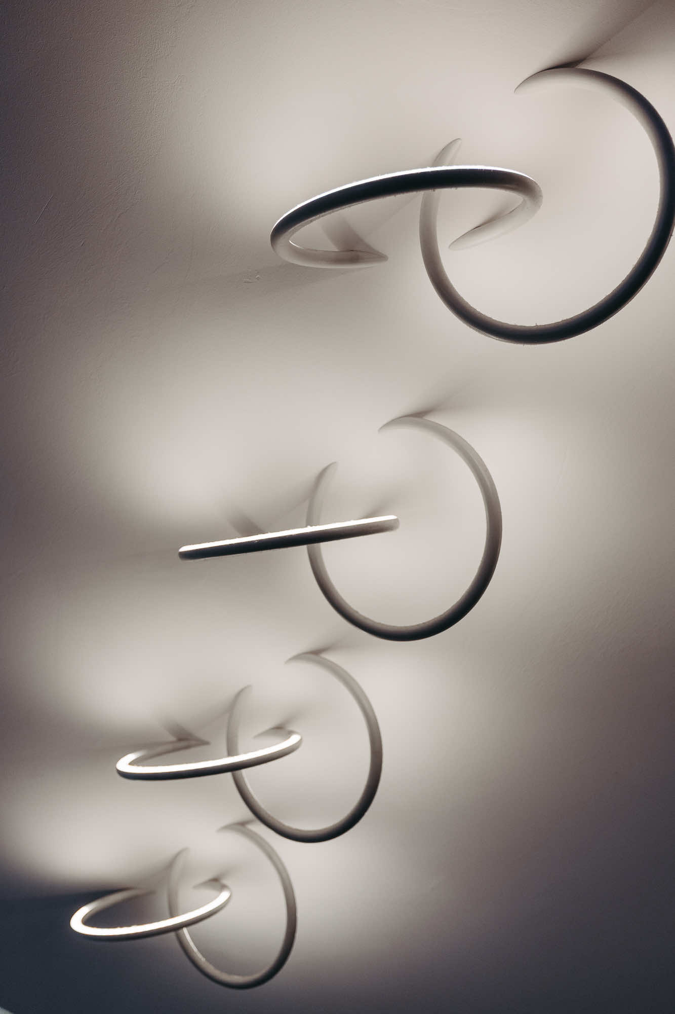 Moderne LED Designleuchten an der Decke im Einkaufszentrum Minto