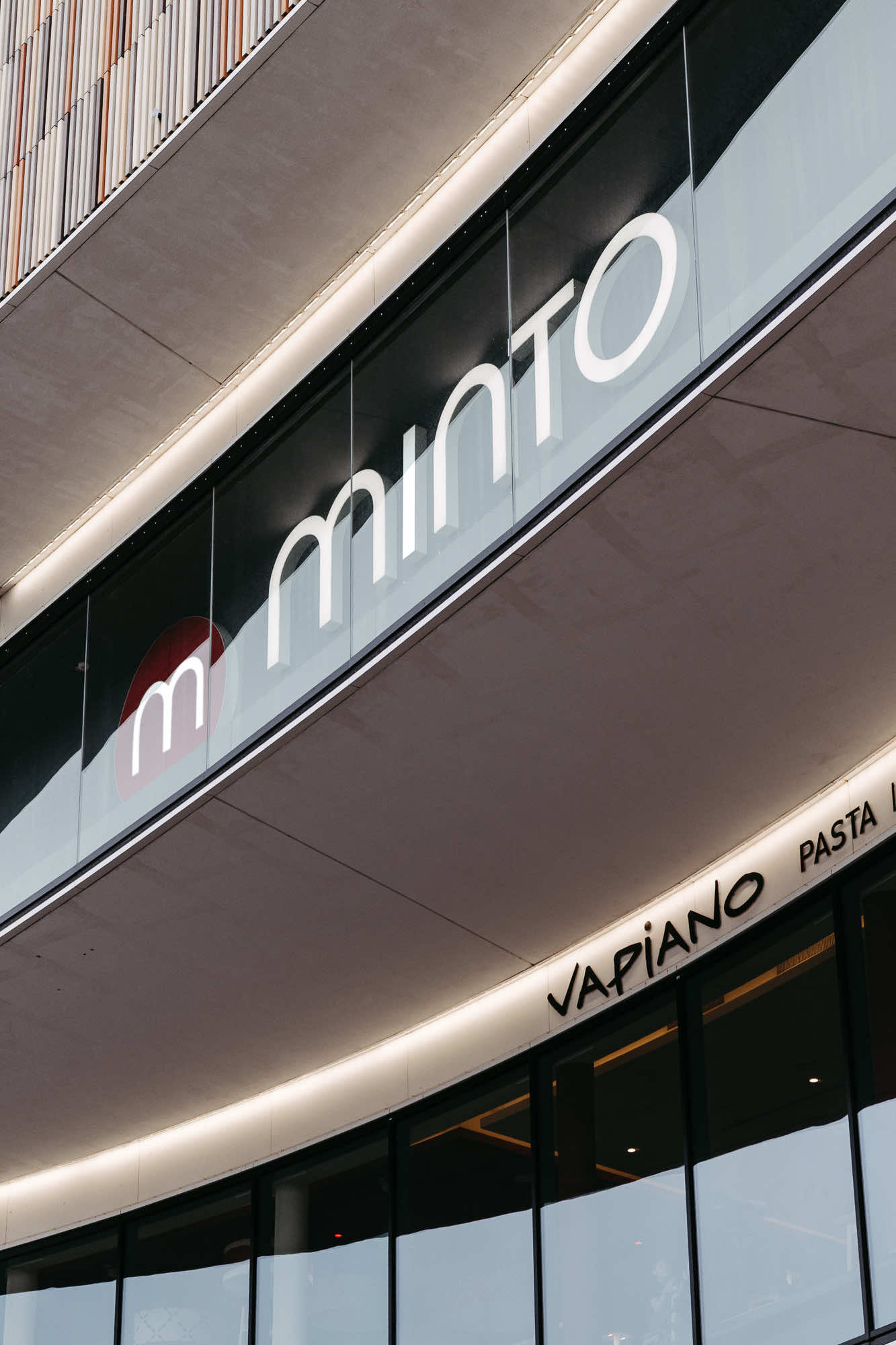 Detail der LED Beleuchtung an der Fassade des Einkaufszentrums Minto