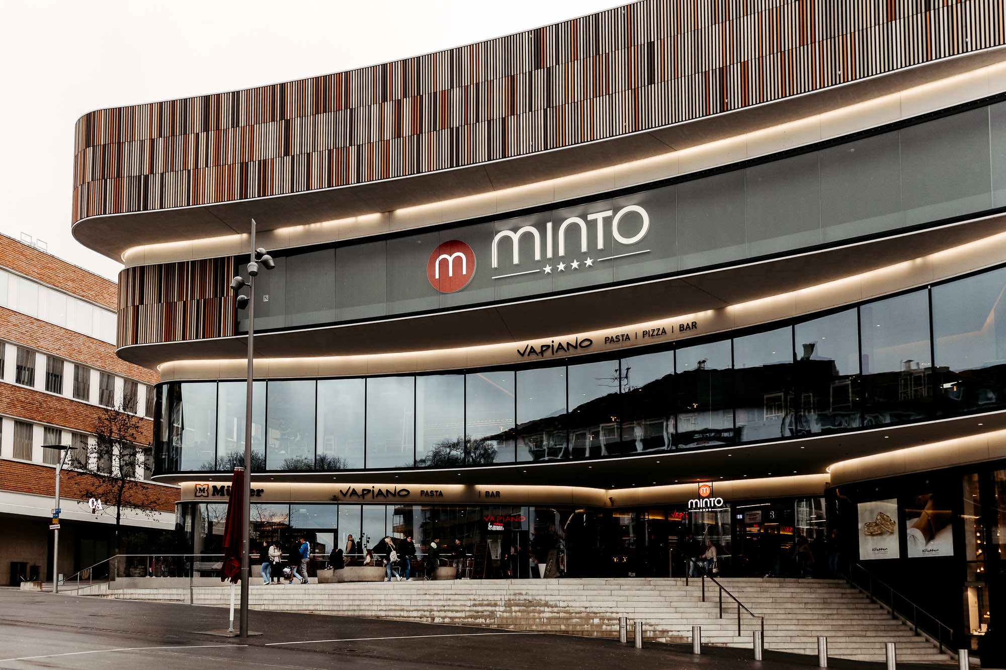 LED Fassadenbeleuchtung am Einkaufszentrum Minto in Mönchengladbach