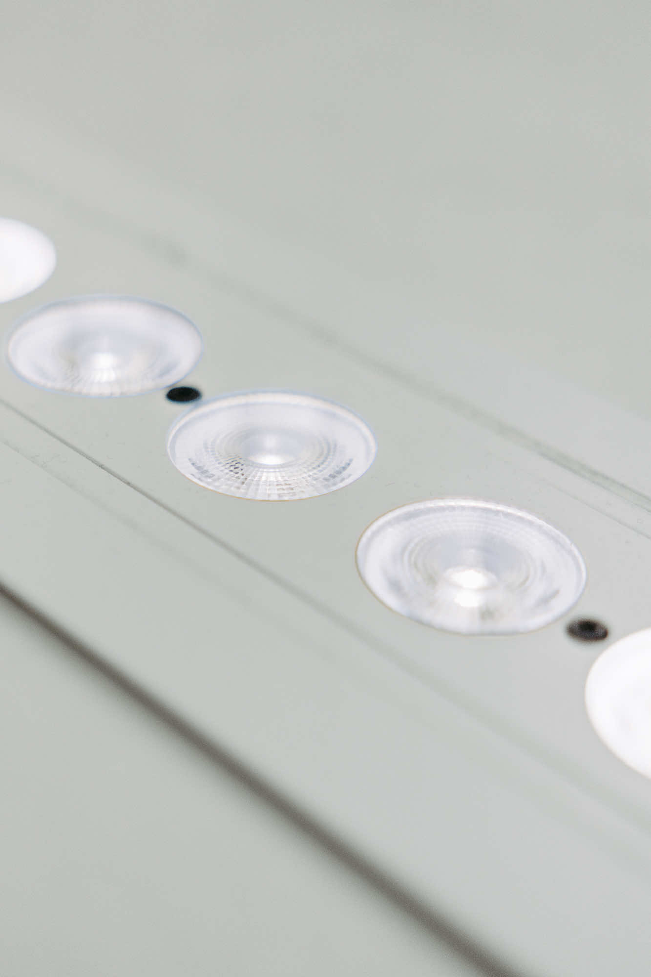 Detailaufnahme moderner LED Leuchten im Einkaufszentrum Minto