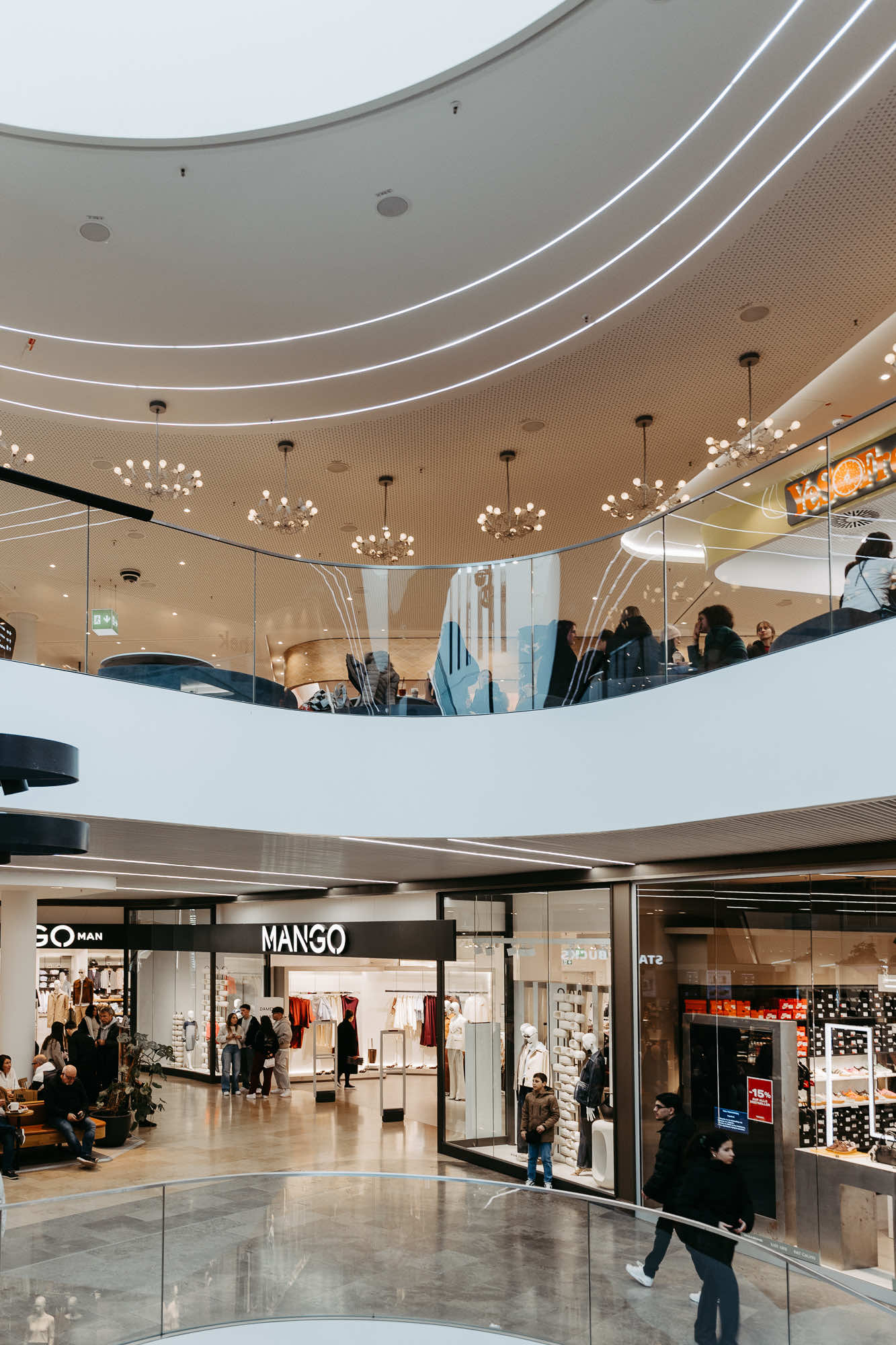Innenansicht der Shopping Mall Minto mit moderner LED Beleuchtung
